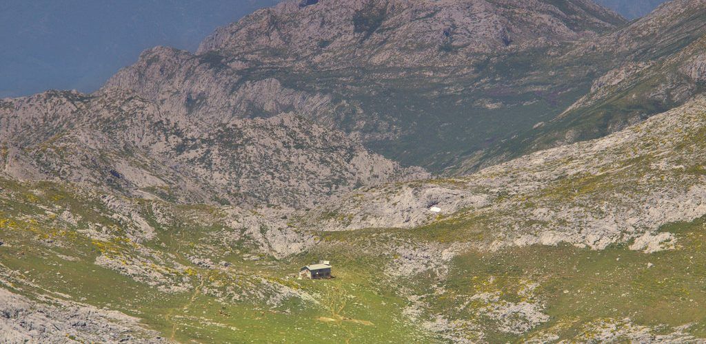 Refugio de Vega de Ario en la ruta al Pico Jultayu