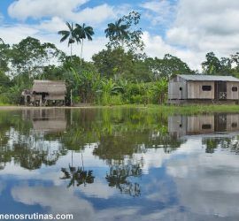 Navegando por la quebrada Gamboa (Amazonas entre Colombia y Perú)