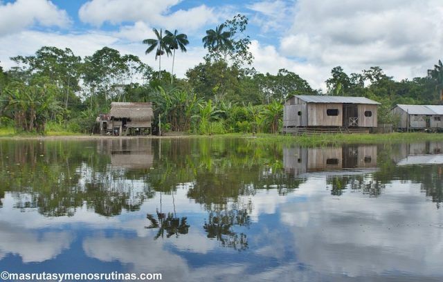 Navegando por la quebrada Gamboa (Amazonas entre Colombia y Perú)