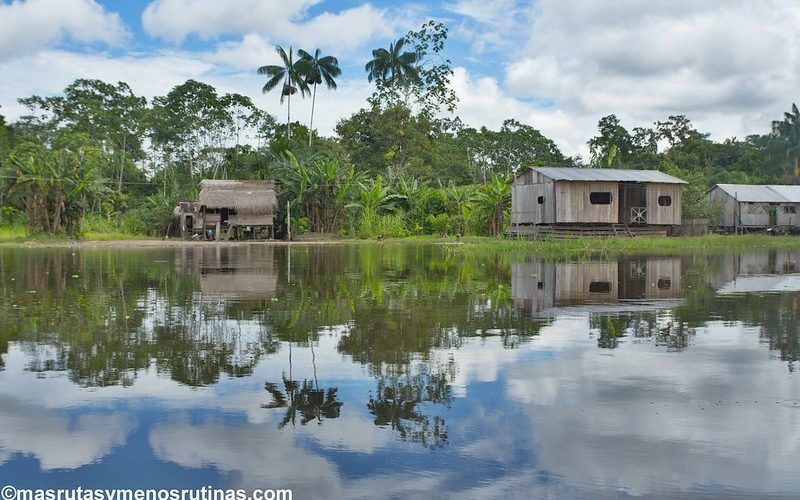 Navegando por la quebrada Gamboa (Amazonas entre Colombia y Perú)