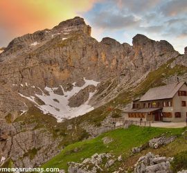 Refugio Coldai en la ruta al lago Coldai en Civetta Dolomitas