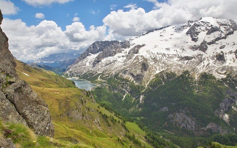 Vistas de Marmolada y lago Fedaia en la ruta Viel del Pan en Dolomitas