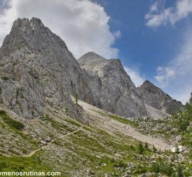 Ruta al Pico Slemenova desde Paso Vrsic en los Alpes Julianos de Eslovenia
