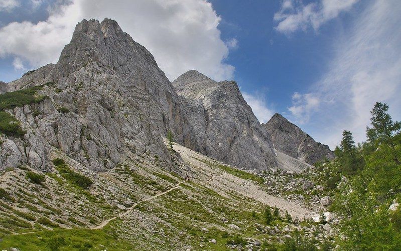 Ruta al Pico Slemenova desde Paso Vrsic en los Alpes Julianos de Eslovenia