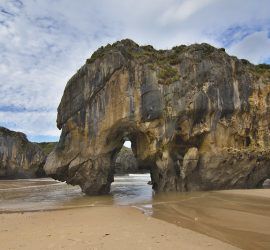 Playa de Cuevas de Mar en la costa oriental de Asturias