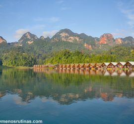 Cabañas flotantes en el Lago Cheow Lan en el Parque Nacional Khao Sok