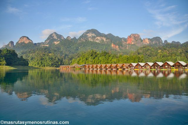 Cabañas flotantes en el Lago Cheow Lan en el Parque Nacional Khao Sok