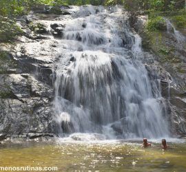 Ton Chongfa Waterfalls en Parque Nacional Lamru en Khao Lak Tailandia