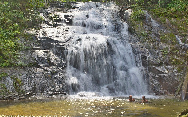 Ton Chongfa Waterfalls en Parque Nacional Lamru en Khao Lak Tailandia