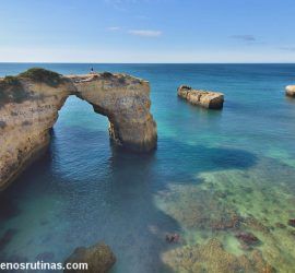 Arco en la costa del Algarve_ itinerario de viaje al sur de Portugal