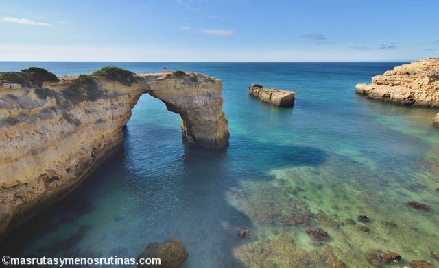 Arco en la costa del Algarve_ itinerario de viaje al sur de Portugal