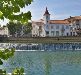Ciudad de Tomar a orillas del río Nabao