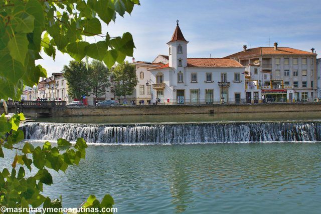 Ciudad de Tomar a orillas del río Nabao