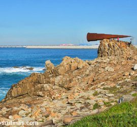 Monumento al Voyeaur en la senda de las playas de Arteixo