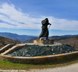 Monumento al peregrino en el Camino de Santiago de O Cebreiro a Triacastela