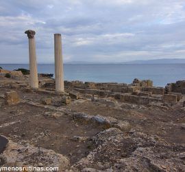 Yacimiento arqueológico Tharros en la península de Sinís cerca de Oristano (Cerdeña)