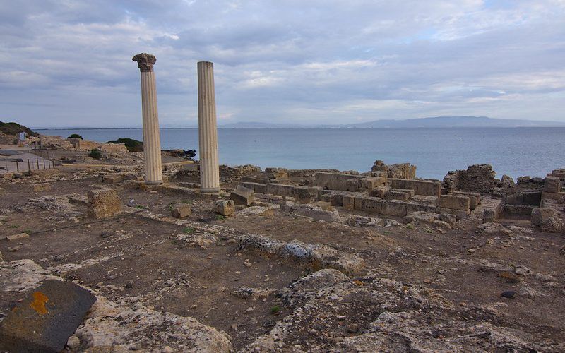 Yacimiento arqueológico Tharros en la península de Sinís cerca de Oristano (Cerdeña)
