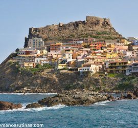 Castelsardo en la costa norte de Cerdeña