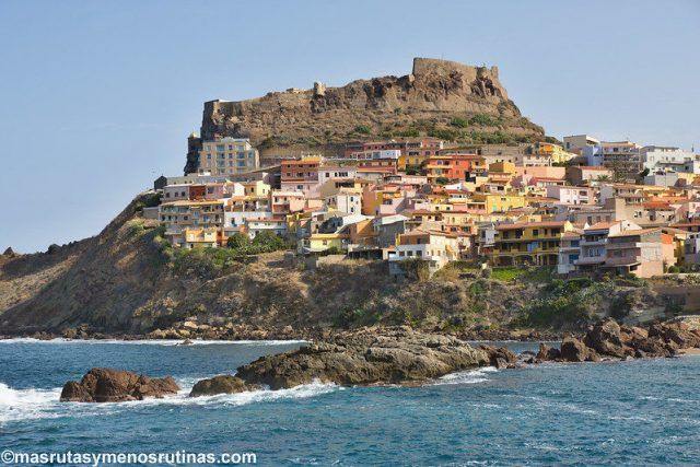 Castelsardo en la costa norte de Cerdeña