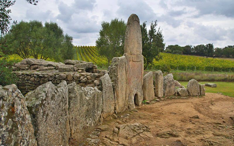 Tomba di Gigante Caddu Vecchju en la Costa Esmeralda de Cerdeña