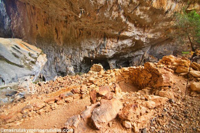Yacimiento arqueológico Tiscali en Cerdeña