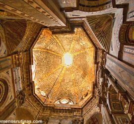 Interior de la Catedral de Santiago de Compostela al teminar la etapa 6 del Camino inglés