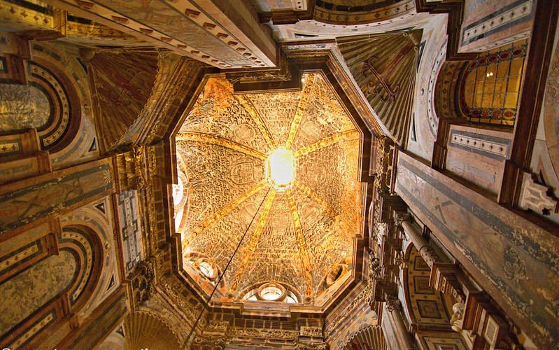 Interior de la Catedral de Santiago de Compostela al teminar la etapa 6 del Camino inglés