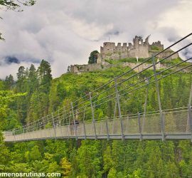 Puente colgante Highline179 en el Castillo de Ehrenberg cerca de Reutte