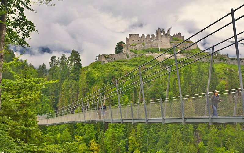 Puente colgante Highline179 en el Castillo de Ehrenberg cerca de Reutte