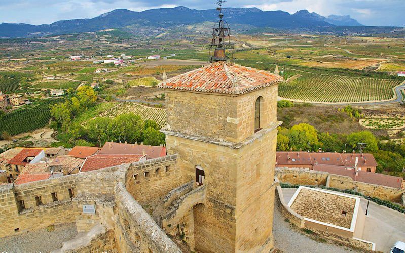 Vistas de viñedos de La Rioja desde el castillo de San Vicente de la Sonsierra