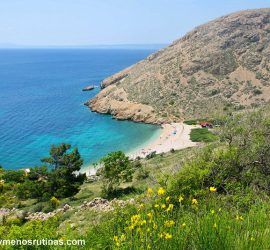 Playa Opma Bay en la Isla Krk en Croacia