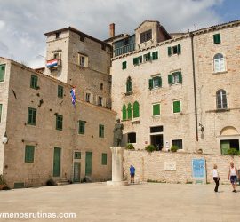 Edificios de piedra caliza blanca en el centro histórico de Sibenik
