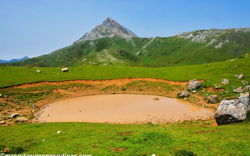 Laguna en la ruta de San Emiliano - Pico la Molestina – Peña Laguna Mala – Valle Naves