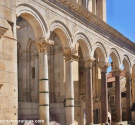 Peristilo del Palacio de Diocleciano en el centro histórico de Split
