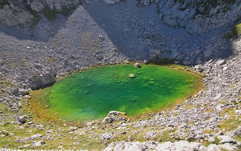 Lago de las Moñetas en el Valle de las Moñetas en Picos de Europa