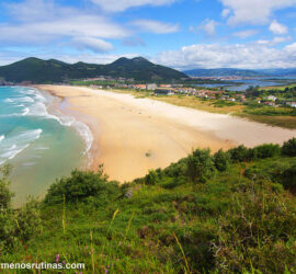 Vista de la playa de Berria desde Punta El Brusco