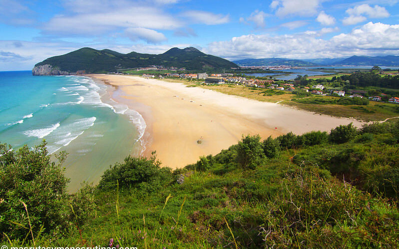 Vista de la playa de Berria desde Punta El Brusco