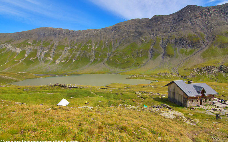 Lago y Refugio Goleón en Alpes franceses
