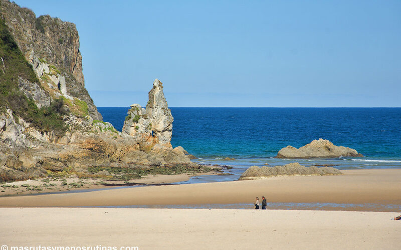 Playa de La Franca en la ruta de Playa de Vidiago a Pimiango en Asturias