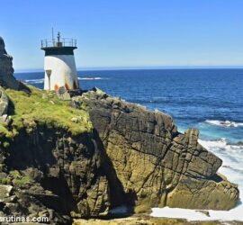 Faro de Punta Couso en la caminata costera de Aldán a Cangas de Morrazo