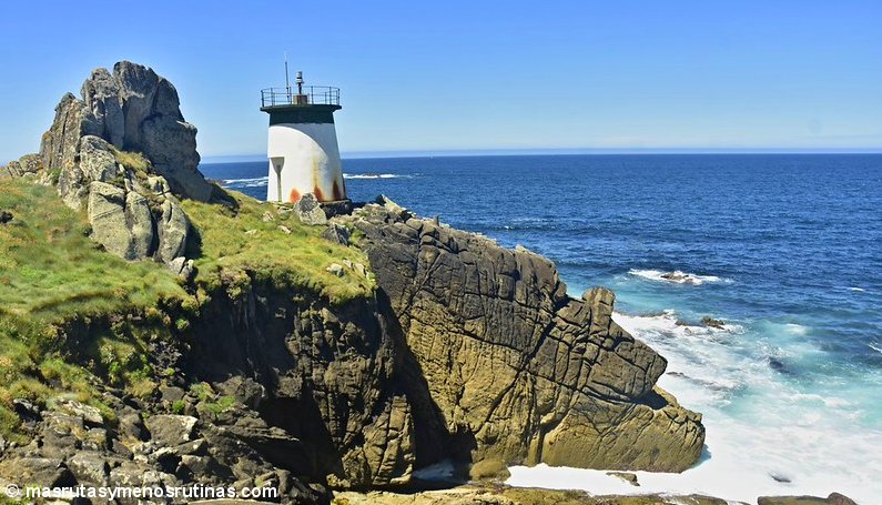 Faro de Punta Couso en la caminata costera de Aldán a Cangas de Morrazo